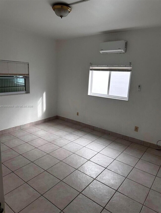 Building Photo - 911 NE 5th Ave