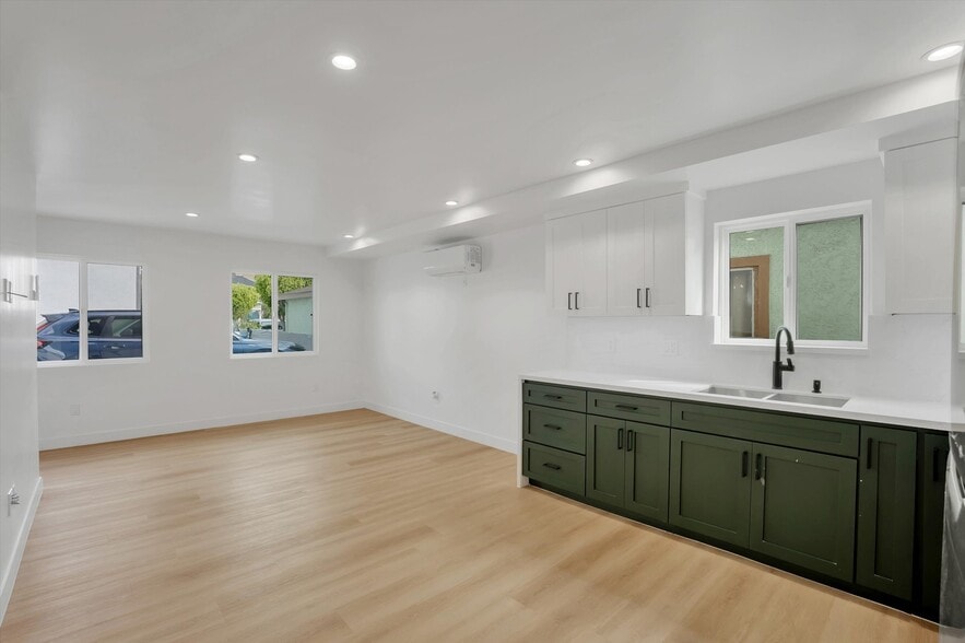 Building Photo - 2116 E 2nd St