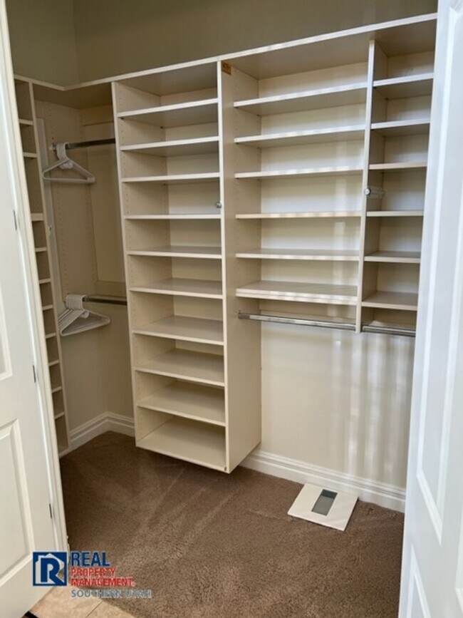 Building Photo - Fully Furnished Home