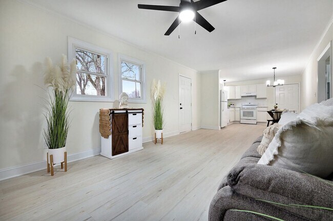 Building Photo - Two Bedroom Two Bathroom House with office and upstairs bonus room!   Fenced Yard!  Dogs Welcome!