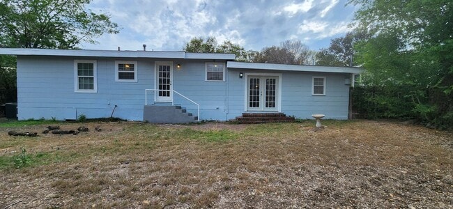 Building Photo - For Rent- Terrell Hills -2bed, 2 bath Home