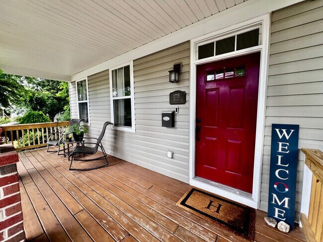 Building Photo - Gorgeous Home in the heart of Bayview Beach