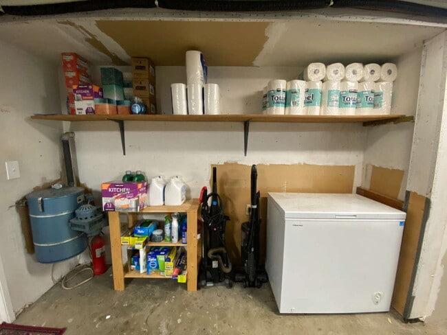 Building Photo - Downstairs Suite with Private Kitchen & Ba...