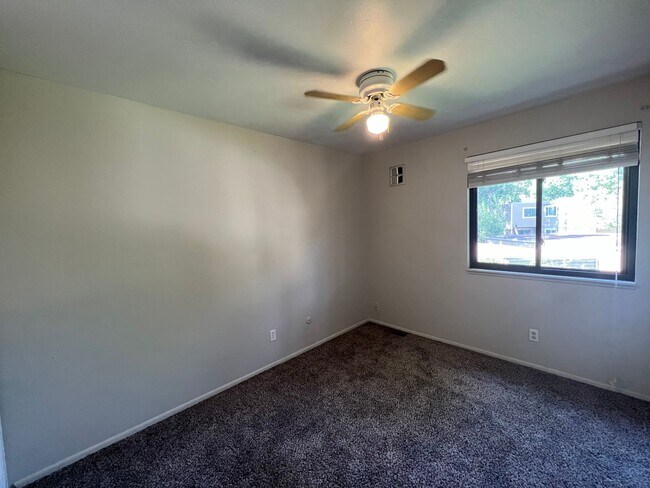Building Photo - 3 Bedroom Condo in Cinnimon Courtyards