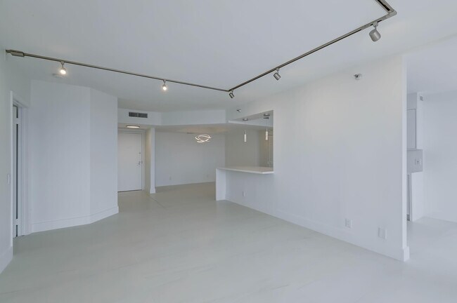 Building Photo - 3640 Yacht Club Dr