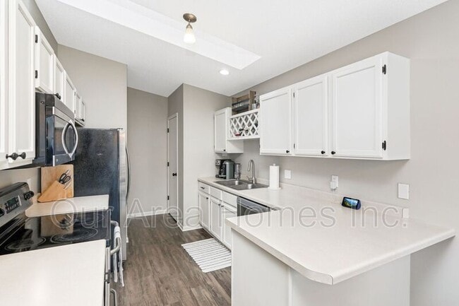 Building Photo - 5635 Sanibel Dr