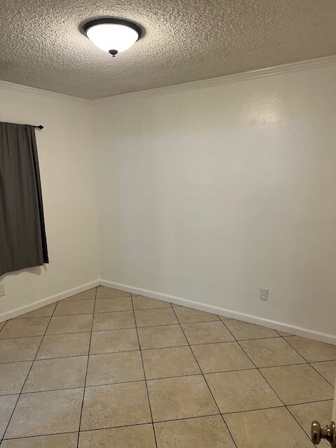 Building Photo - 814 E 6th St