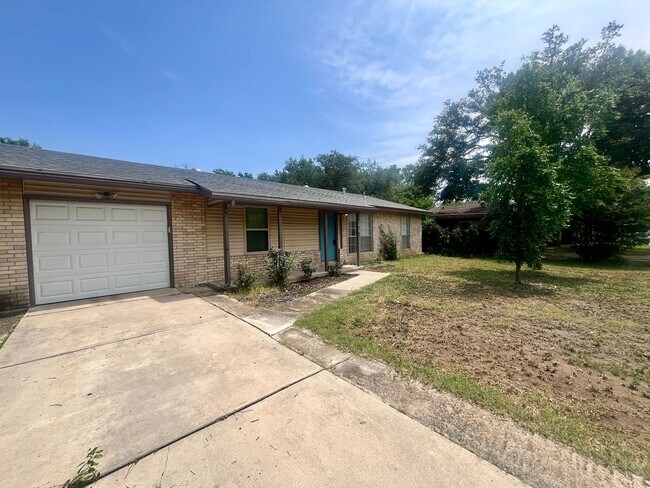 Primary Photo - 3 Bedroom 2 Bath~ Close to Fort Sam!
