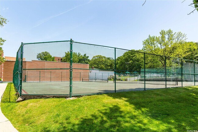 Building Photo - 211-6 75th Ave