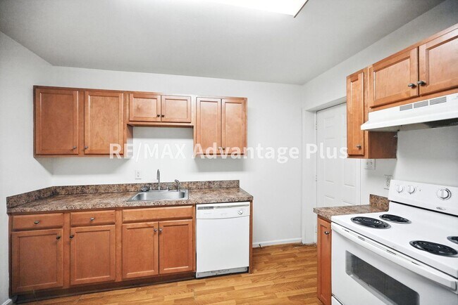 Building Photo - 424 Longwood Ave