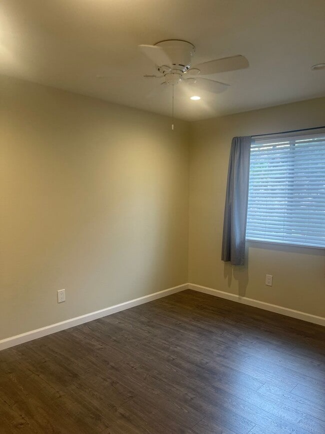 Building Photo - Spacious 4-Bed Townhome in the Heart of Cl...