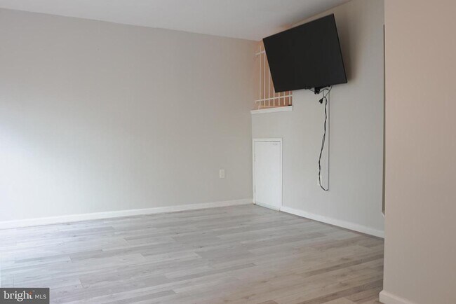 Building Photo - 8622 Village Square Dr