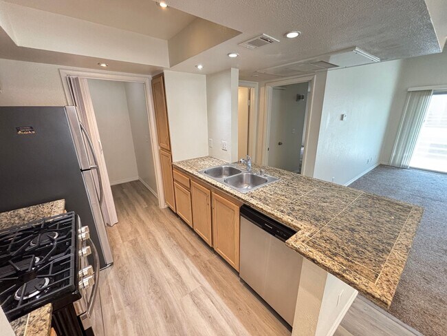 Building Photo - Beautiful 2Bed/2Bath 2nd floor condo located in the Highgate Condos gated community In Summerlin
