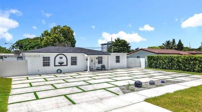 Building Photo - 7410 SW 39th St