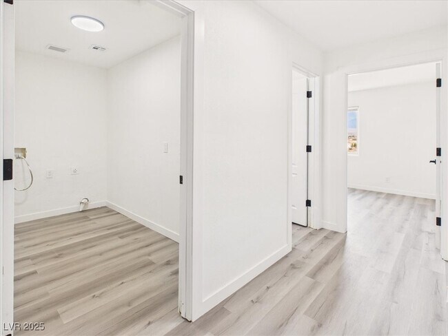 Building Photo - 5610 N Linda St