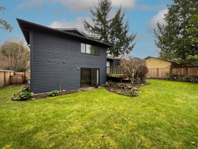 Building Photo - Gorgeous 3 Bedroom 2 Bath Home in Desirable Fairwood, Renton