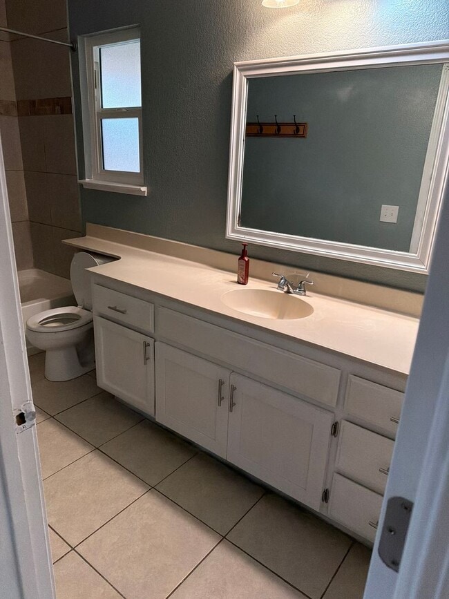 Building Photo - 2127 Park View Dr