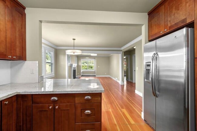 Building Photo - Gorgeous AIR CONDITIONED West Seattle Char...