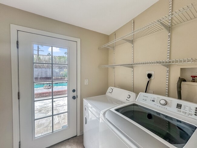 Building Photo - Beautiful 3B/2BA w/ Updated Kitchen and Pool in Clairemont!