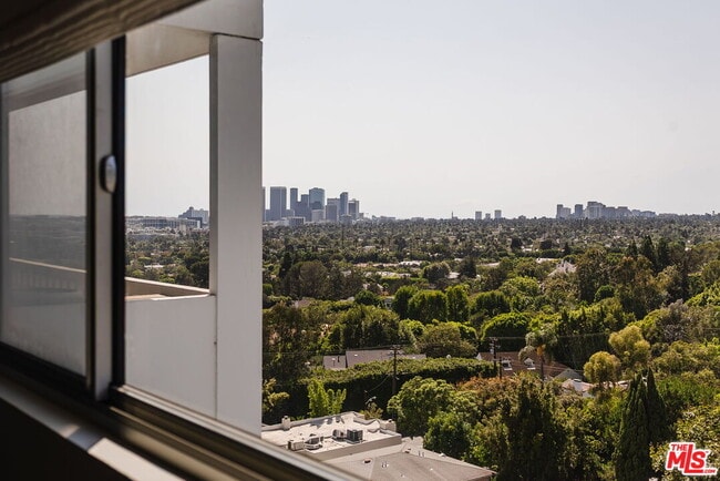 Building Photo - 999 N Doheny Dr
