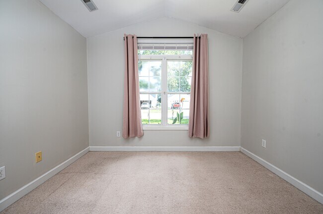 Building Photo - 118 Monterey Cir