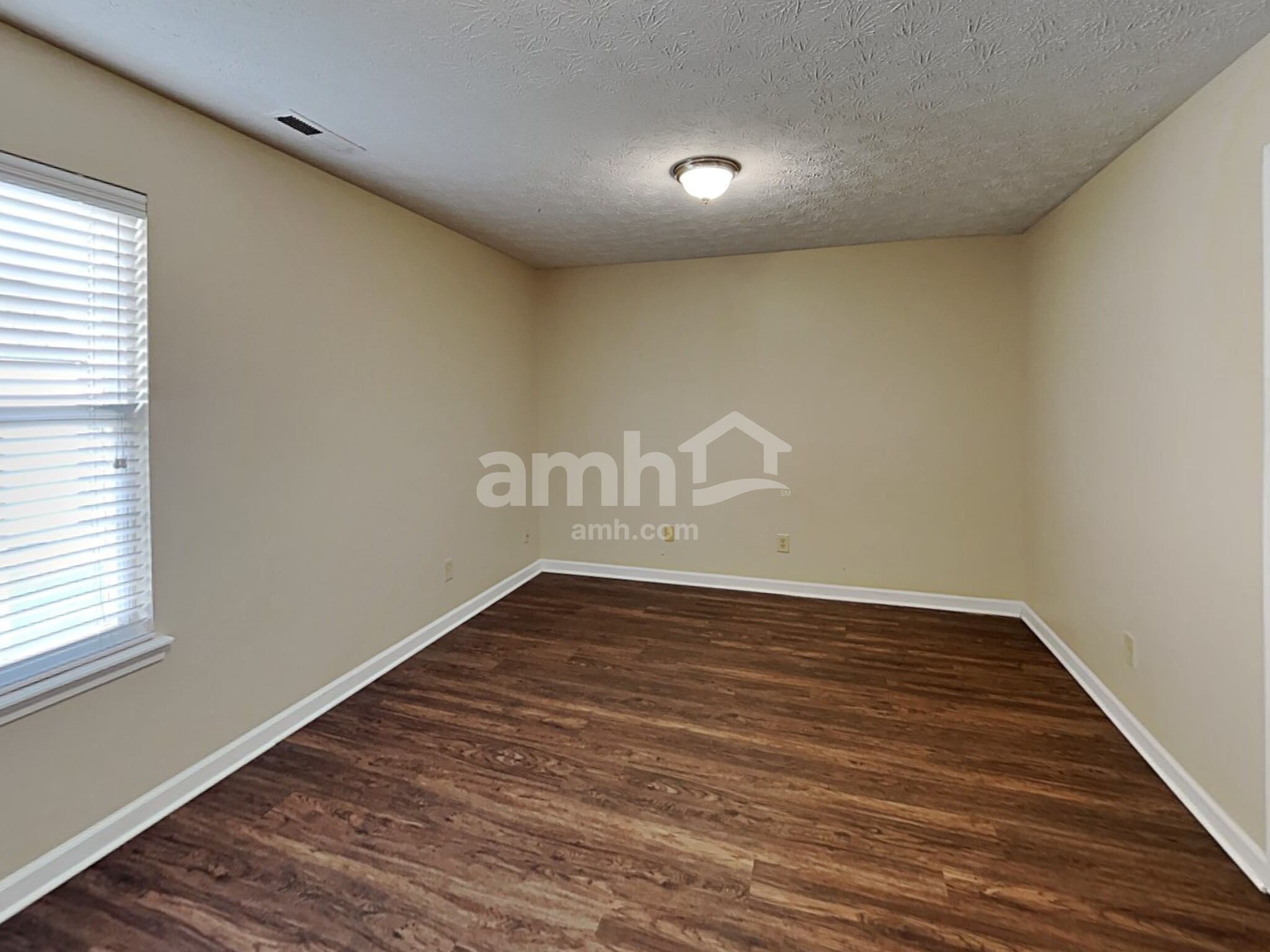Building Photo - 981 Foxtail Dr
