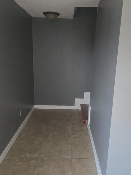 Building Photo - 236 Barlow Ave