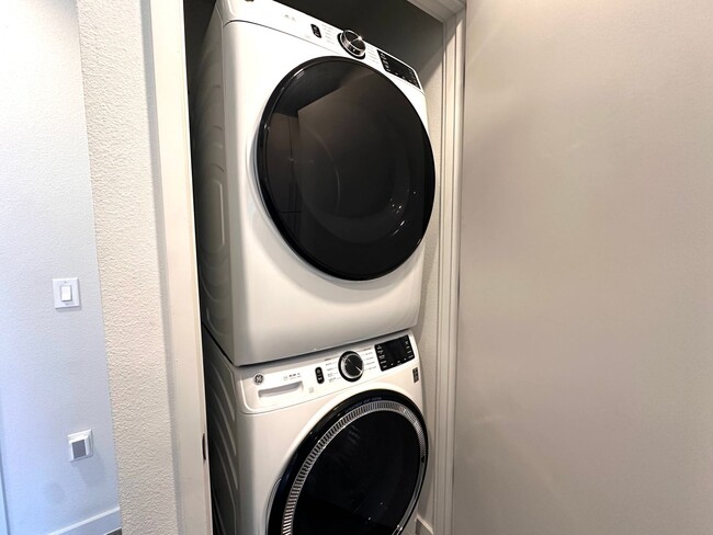 Building Photo - Modern Gated Community, Top Floor Unit with a large balcony, 2 Bedrooms 1.5 Baths Condo for Rent ...