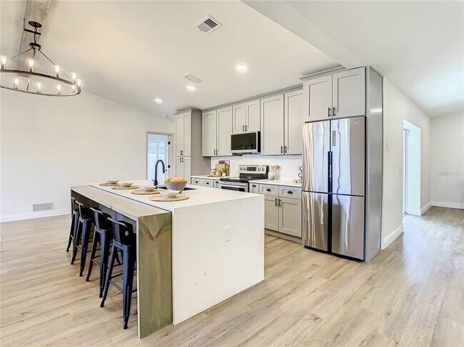Building Photo - 7384 Van Lake Dr