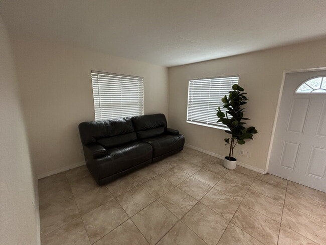 Building Photo - "Cozy 1-Bedroom Apartment in St. Petersburg – 550 Sq Ft of Comfort & Convenience!"