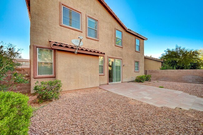 Building Photo - Stunning 4 Bed 2.5 Bath!