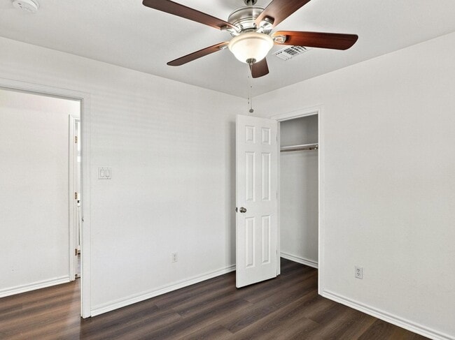 Building Photo - 1303 Lovers Ln