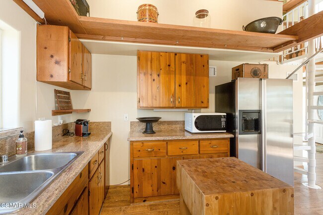 Building Photo - 1052 Hacienda Dr