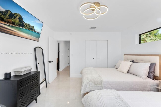 Building Photo - 231 NE 45th St