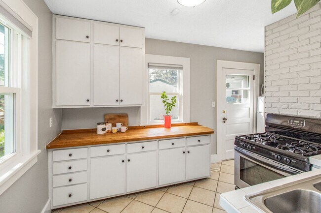 Building Photo - Wonderful 2 Bedroomed House in the heart of Saint Paul.