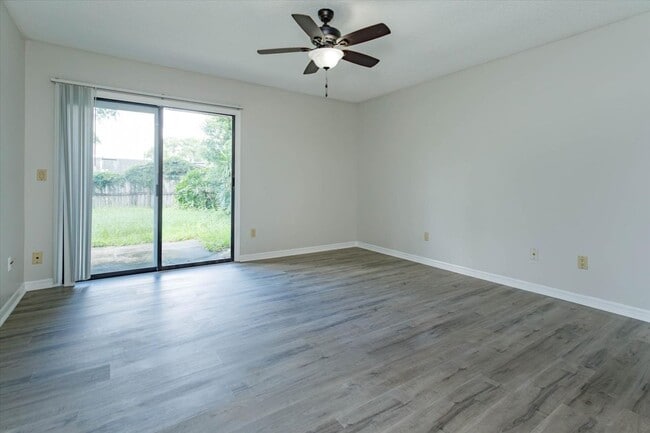 Building Photo - Gorgeous Single Family