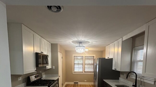 Building Photo - 3334 Prairie Ave