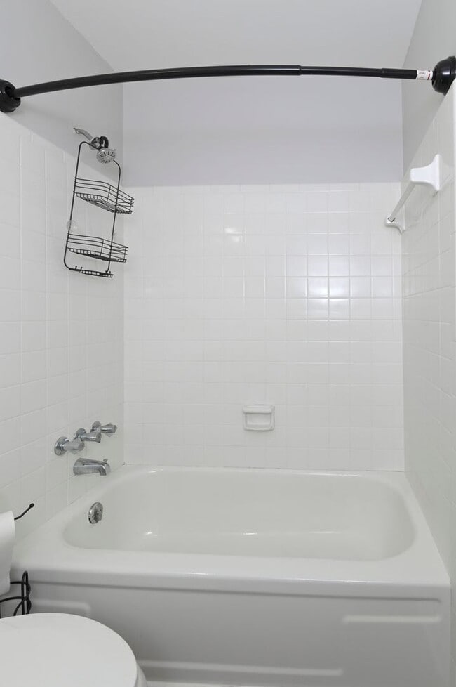 Building Photo - Walkable Downtown Lexington Living in Shadow Moss | Ground-Floor 2BR Retreat - Water sewer & tras...