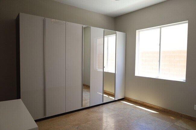 Building Photo - Fully Upgraded 5 Bedroom 4.5 Bathroom in Guard Gated Foothills Community!