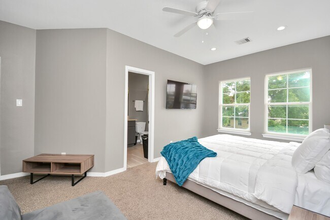 Building Photo - 3019 Elysian St