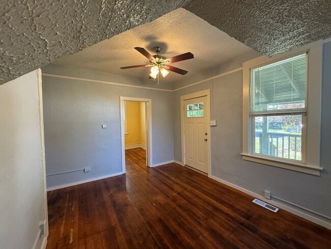 Building Photo - Cozy 2 Bedroom 1 Bath Home