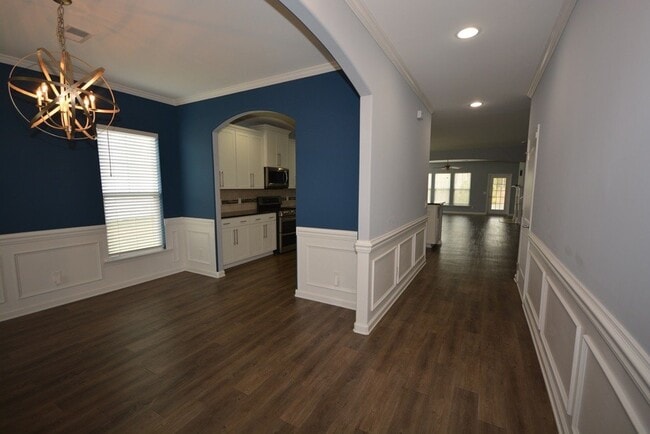 Building Photo - "Luxurious 5-Bed in, Pooler!"