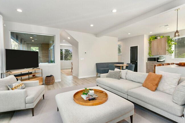 Building Photo - Gorgeous House in a Family-Friendly neighb...