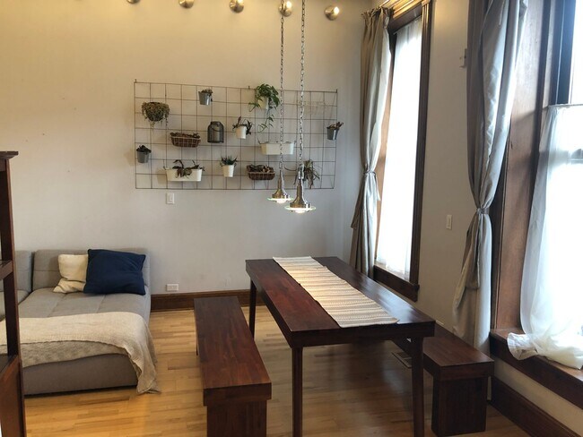 Building Photo - Large Lincoln Park 2 Bed, 2 Bath Duplex