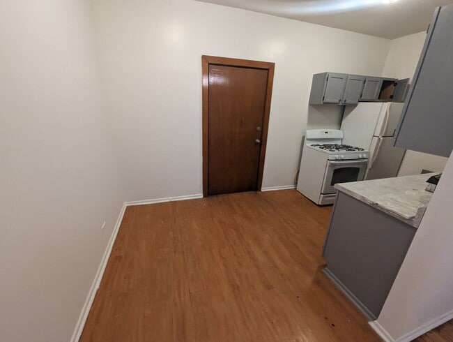 Building Photo - Updated Very Large 2 BR In Uptown