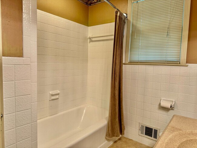 Building Photo - Nice 4BR Home in Perfect Location