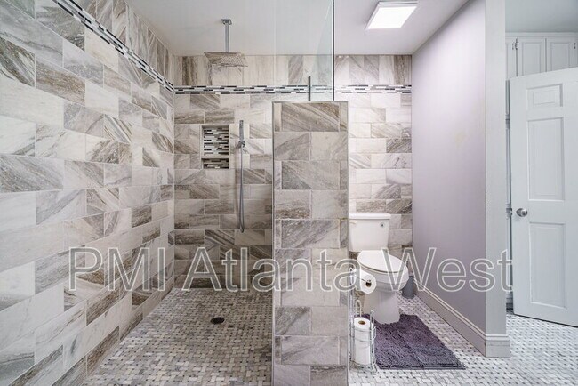 Building Photo - 2215 Spalding Dr