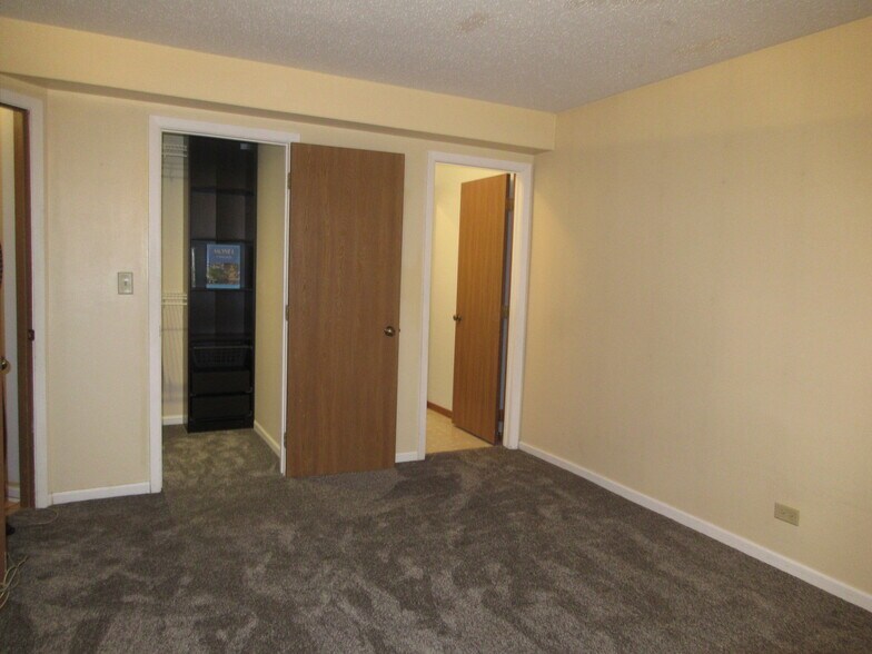 Building Photo - 9 Cedar Ct