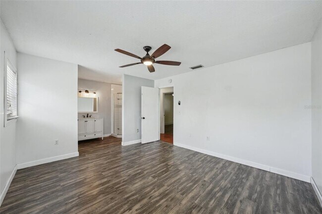Building Photo - 503 Holt Cir