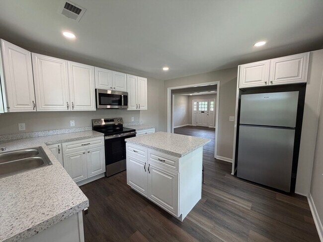 Building Photo - 228 College Dr